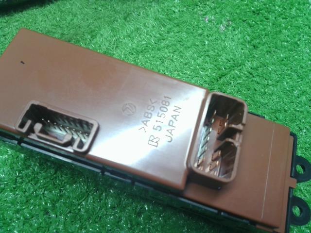 【中古】Ｒ２ DBA-RC1 パワーウインドウスイッチ 83071KG041 自社品番250665 D6S