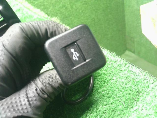 【中古】ＭＲワゴン DBA-MF33S オーディオ  自社品番250674 ZGF