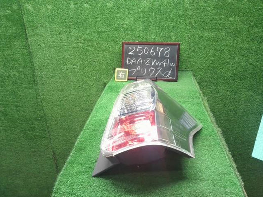 【中古】プリウスα DAA-ZVW41W 右テールランプ  自社品番250678 202