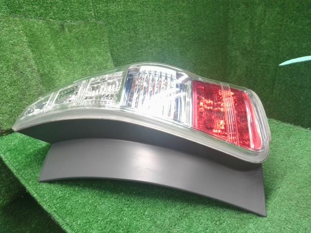 【中古】プリウスα DAA-ZVW41W 右テールランプ  自社品番250678 202