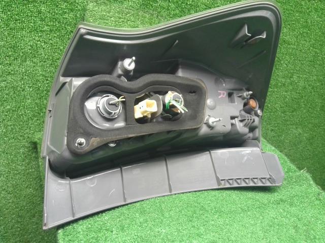 【中古】プリウスα DAA-ZVW41W 右テールランプ  自社品番250678 202