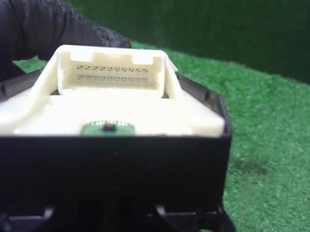 【中古】プリウスα DAA-ZVW41W パワーウインドウスイッチ  自社品番250678 202