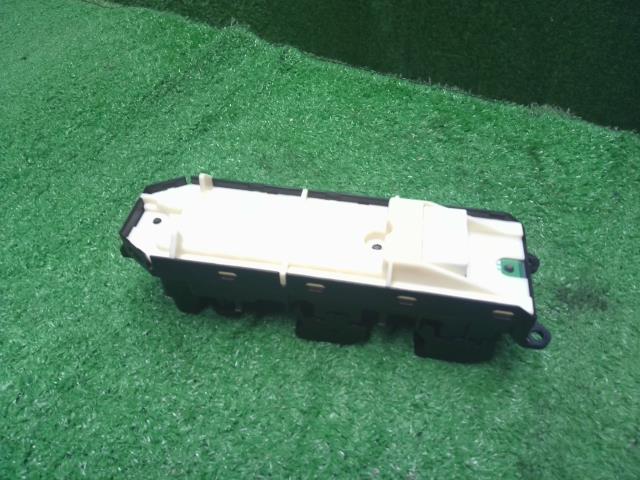 【中古】プリウスα DAA-ZVW41W パワーウインドウスイッチ  自社品番250678 202