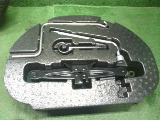 【中古】プリウスα DAA-ZVW41W 車載工具 スペアータイヤ テンパータイヤ 自社品番250678 202