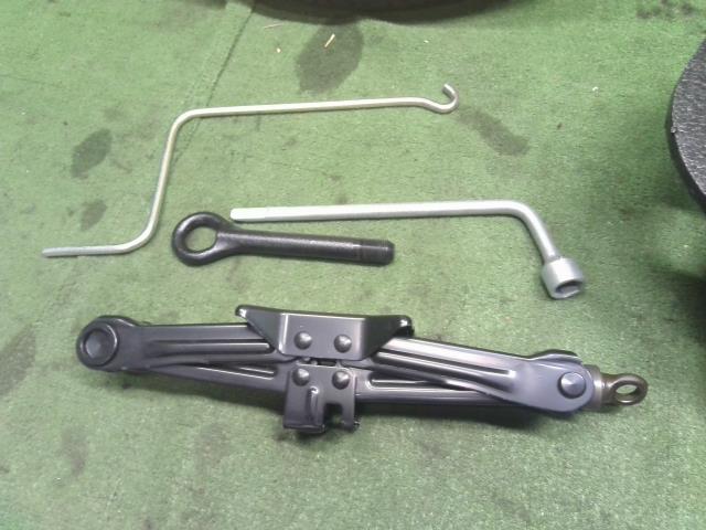 【中古】プリウスα DAA-ZVW41W 車載工具 スペアータイヤ テンパータイヤ 自社品番250678 202