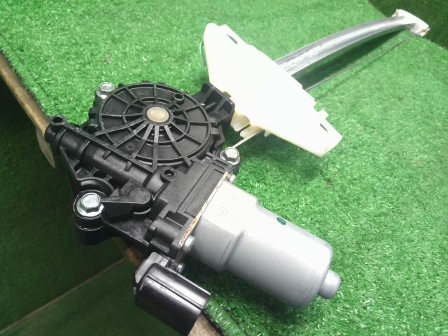 【中古】アコード DAA-CR7 右 リア ドア レギュレータ・モーター  自社品番250679 NH788P