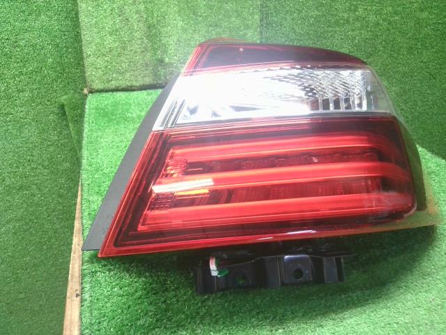 【中古】アコード DAA-CR7 右テールランプ  自社品番250679 NH788P