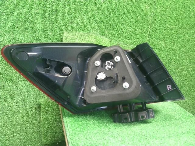 【中古】アコード DAA-CR7 右テールランプ  自社品番250679 NH788P