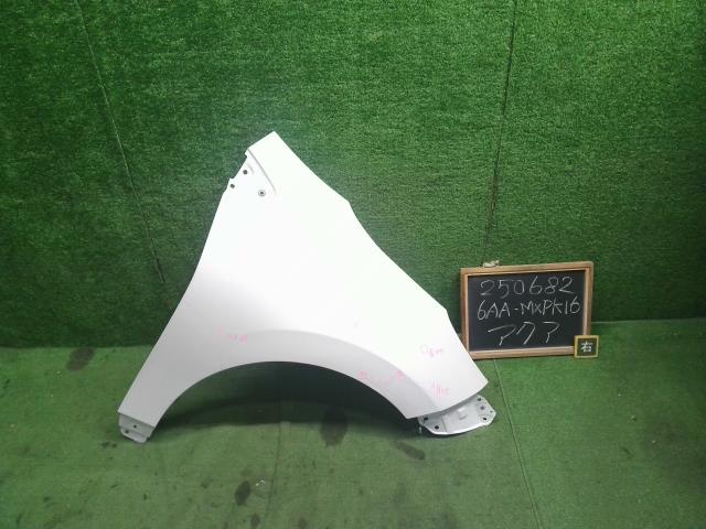 【中古】アクア 6AA-MXPK16 右Ｆフェンダー 53811-52610 自社品番250682 089