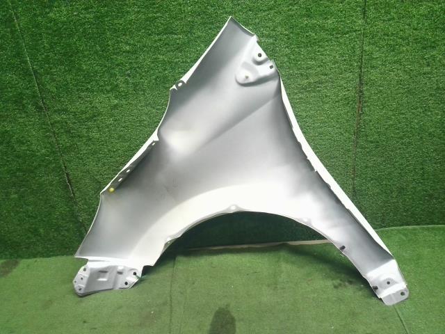 【中古】アクア 6AA-MXPK16 右Ｆフェンダー 53811-52610 自社品番250682 089
