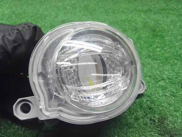 【中古】アクア 6AA-MXPK16 左フォグランプ 81221-52120 自社品番250682 089