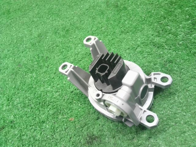 【中古】アクア 6AA-MXPK16 左フォグランプ 81221-52120 自社品番250682 089