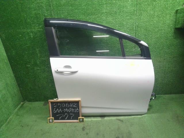 【中古】アクア 6AA-MXPK16 右ＦドアＡＳＳＹ 67001-52631 自社品番250682 089
