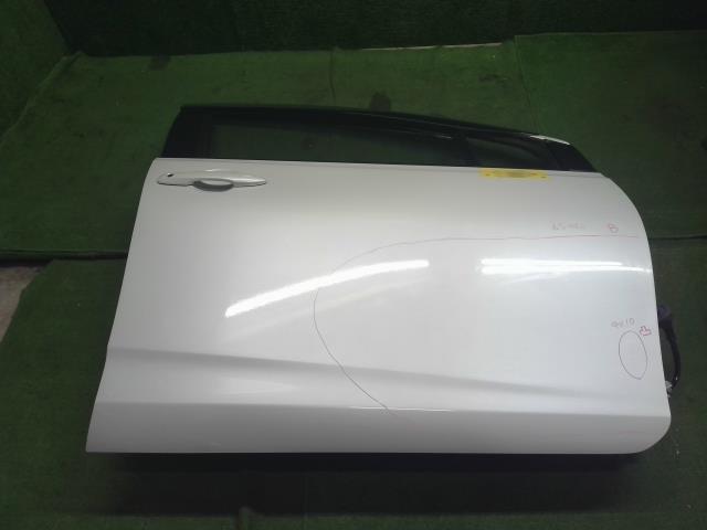 【中古】アクア 6AA-MXPK16 右ＦドアＡＳＳＹ 67001-52631 自社品番250682 089