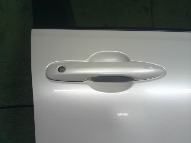 【中古】アクア 6AA-MXPK16 右ＦドアＡＳＳＹ 67001-52631 自社品番250682 089