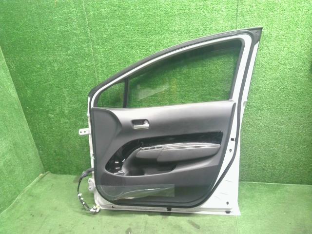 【中古】アクア 6AA-MXPK16 右ＦドアＡＳＳＹ 67001-52631 自社品番250682 089