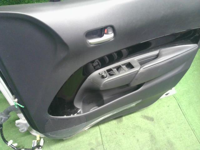 【中古】アクア 6AA-MXPK16 右ＦドアＡＳＳＹ 67001-52631 自社品番250682 089