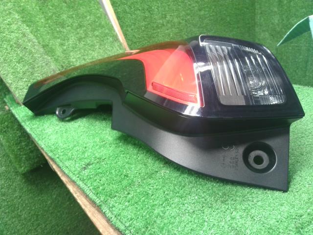 【中古】アクア 6AA-MXPK16 右テールランプ 81551-52F40 自社品番250682 089