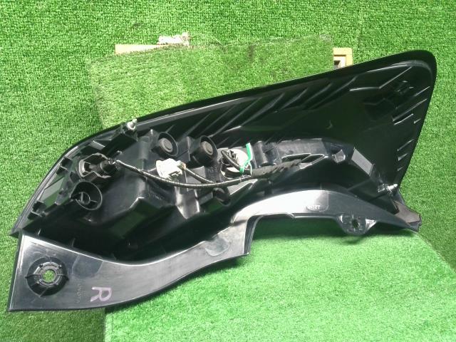 【中古】アクア 6AA-MXPK16 右テールランプ 81551-52F40 自社品番250682 089