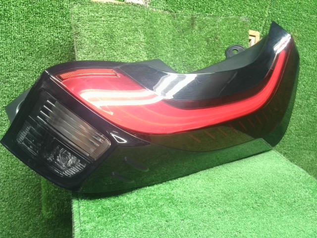 【中古】アクア 6AA-MXPK16 右テールランプ 81551-52F40 自社品番250682 089