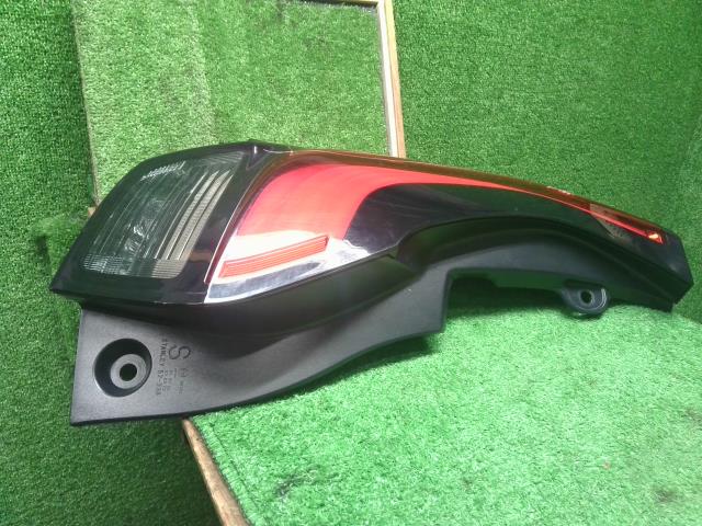【中古】アクア 6AA-MXPK16 左テールランプ 81561-52F40 自社品番250682 089