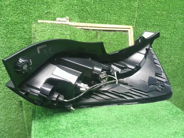 【中古】アクア 6AA-MXPK16 左テールランプ 81561-52F40 自社品番250682 089