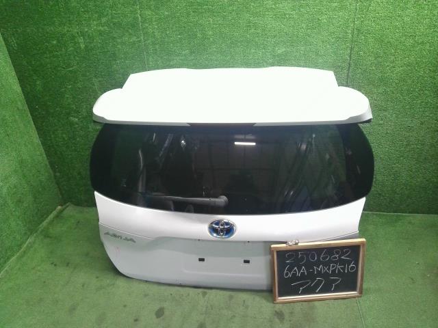 【中古】アクア 6AA-MXPK16 バックドア テールゲート　リアハッチ　67005-52G70 自社品番250682 089