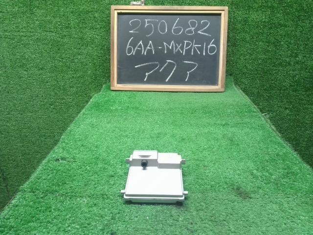 【中古】アクア 6AA-MXPK16 フロント　ウィンドウ　カメラ　 8646C-52090 自社品番250682 089