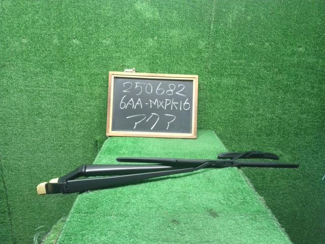 【中古】アクア 6AA-MXPK16 フロントワイパーアーム 85211-52620 自社品番250682 089