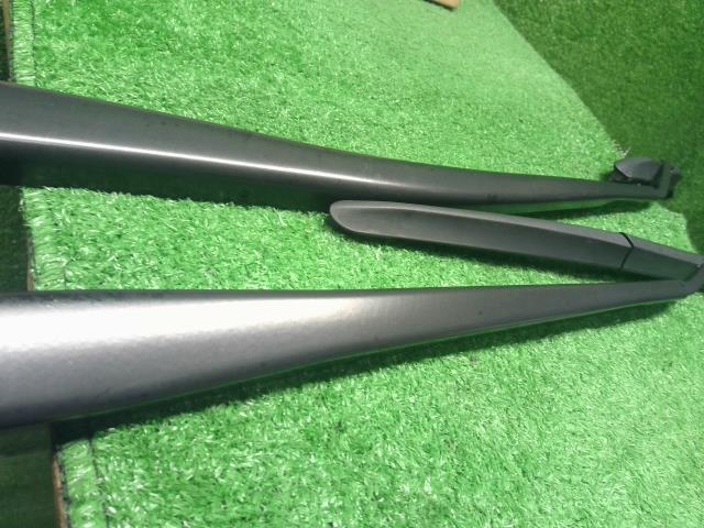 【中古】アクア 6AA-MXPK16 フロントワイパーアーム 85211-52620 自社品番250682 089