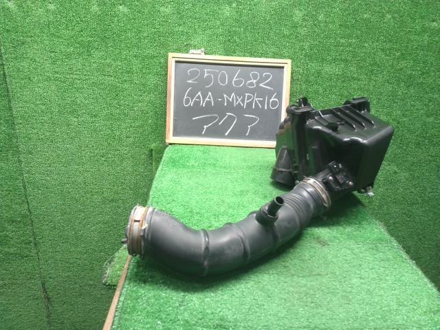 【中古】アクア 6AA-MXPK16 エアクリーナーＡＳＳＹ 17700-15400 自社品番250682 089