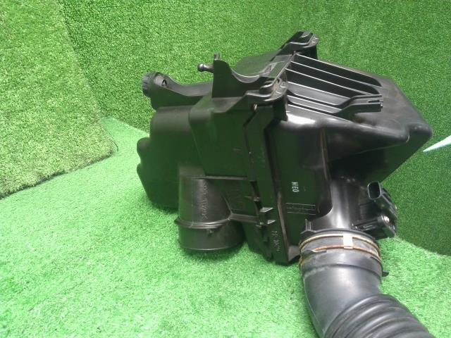 【中古】アクア 6AA-MXPK16 エアクリーナーＡＳＳＹ 17700-15400 自社品番250682 089