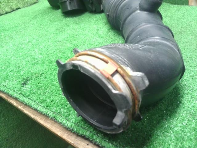 【中古】アクア 6AA-MXPK16 エアクリーナーＡＳＳＹ 17700-15400 自社品番250682 089