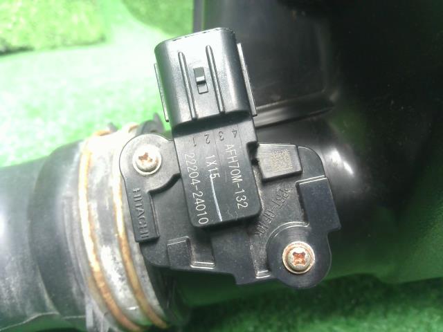 【中古】アクア 6AA-MXPK16 エアクリーナーＡＳＳＹ 17700-15400 自社品番250682 089