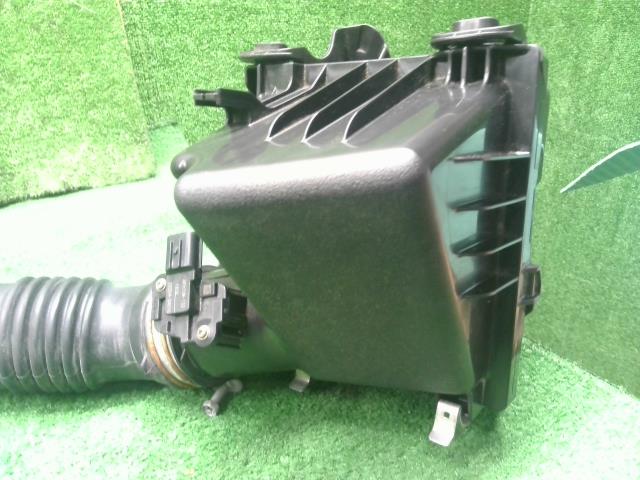 【中古】アクア 6AA-MXPK16 エアクリーナーＡＳＳＹ 17700-15400 自社品番250682 089