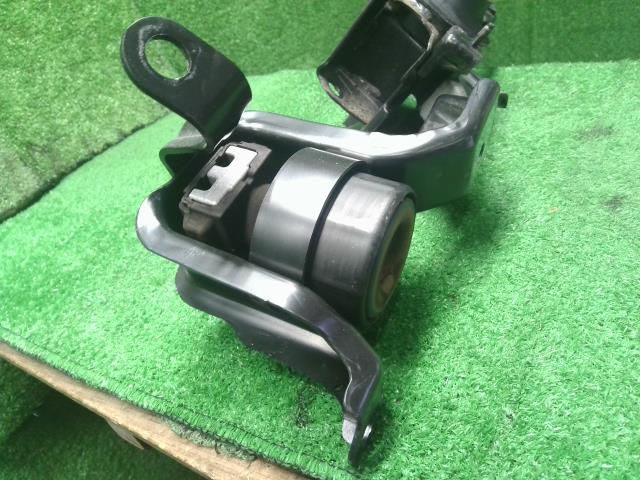 【中古】アクア 6AA-MXPK16 エンジンマウント 12305-15090 自社品番250682 089