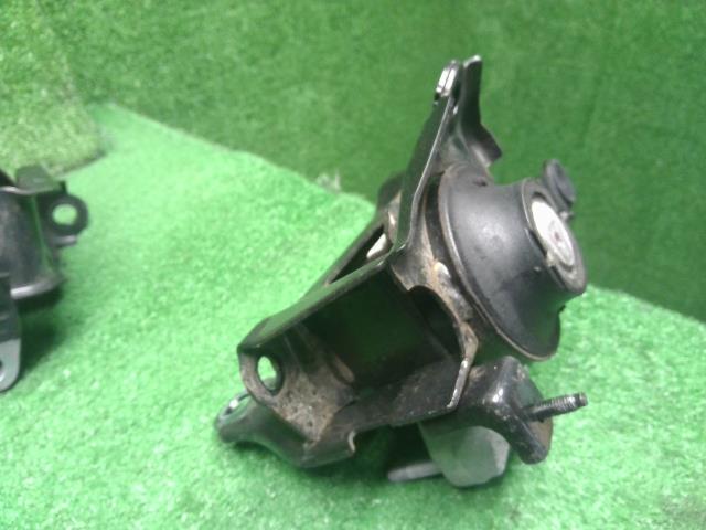 【中古】アクア 6AA-MXPK16 エンジンマウント 12305-15090 自社品番250682 089