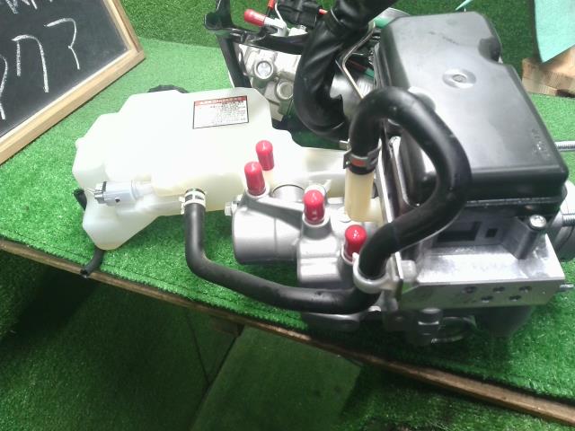 【中古】アクア 6AA-MXPK16 ＡＢＳアクチュエーター 47070-K0020 自社品番250682 089