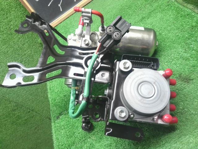 【中古】アクア 6AA-MXPK16 ＡＢＳアクチュエーター 47070-K0020 自社品番250682 089