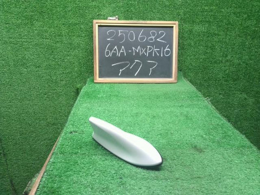 【中古】アクア 6AA-MXPK16 アンテナ 86300-47210 自社品番250682 089