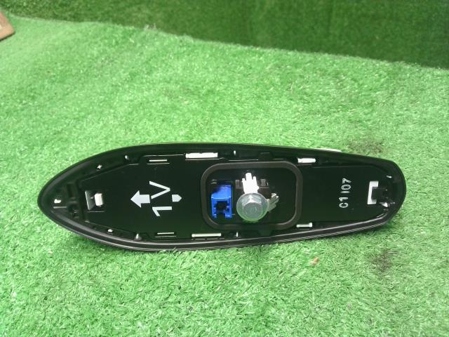 【中古】アクア 6AA-MXPK16 アンテナ 86300-47210 自社品番250682 089