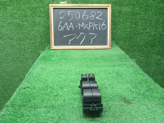 【中古】アクア 6AA-MXPK16 パワーウインドウスイッチ 84040-52060 自社品番250682 089