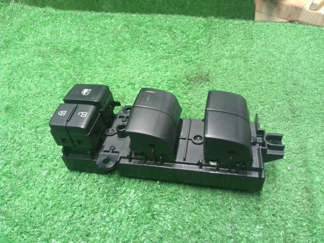 【中古】アクア 6AA-MXPK16 パワーウインドウスイッチ 84040-52060 自社品番250682 089