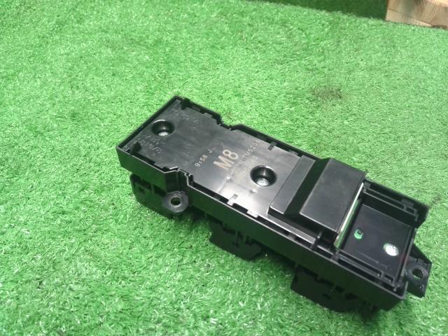 【中古】アクア 6AA-MXPK16 パワーウインドウスイッチ 84040-52060 自社品番250682 089