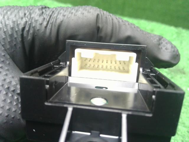 【中古】アクア 6AA-MXPK16 パワーウインドウスイッチ 84040-52060 自社品番250682 089