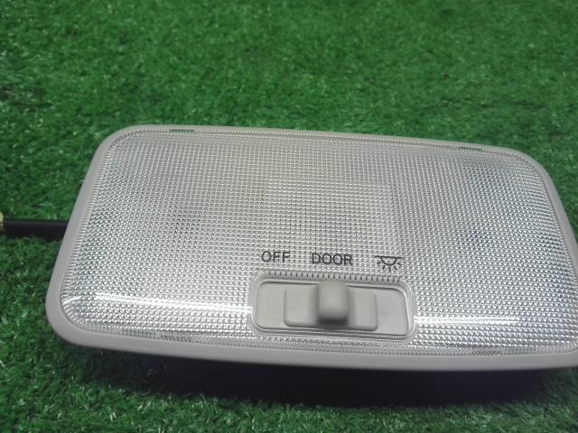 【中古】アクア 6AA-MXPK16 ルームランプ 81208-52020-B0 自社品番250682 089