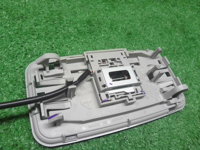 【中古】アクア 6AA-MXPK16 ルームランプ 81208-52020-B0 自社品番250682 089