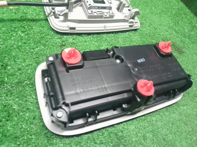 【中古】アクア 6AA-MXPK16 ルームランプ 81208-52020-B0 自社品番250682 089