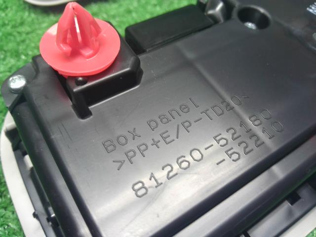 【中古】アクア 6AA-MXPK16 ルームランプ 81208-52020-B0 自社品番250682 089