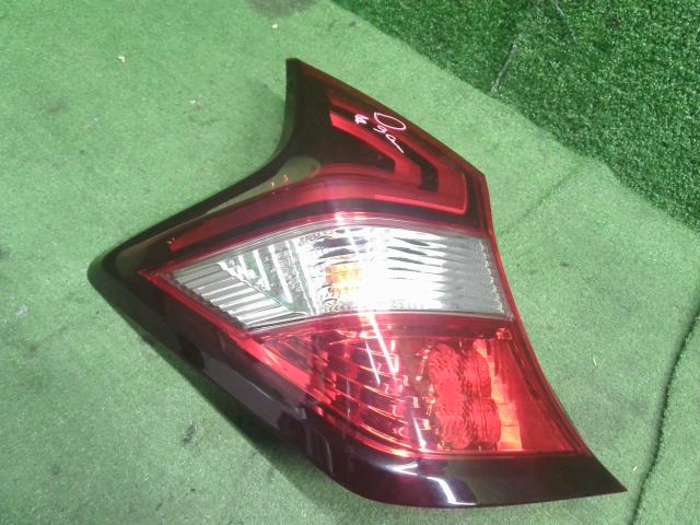 【中古】ノート DBA-NE12 左右　テールランプ　ブレーキランプセット 26550-5WK0B 自社品番250683 QAB